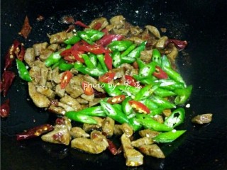 10、爆炒猪肝,放入二荆条，小米辣炒熟；