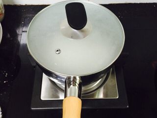 7、桂花红糖酒酿小圆子,盖上锅盖大火煮开