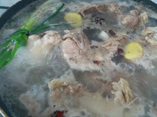 1、皮皮虾偶遇螃蟹,水中加花椒，姜两片，料酒一勺，葱结一个，大火煮开，入筒骨去血水。