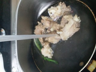 2、皮皮虾偶遇螃蟹,凉水冲掉浮渣。