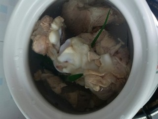 3、皮皮虾偶遇螃蟹,筒骨入砂锅，大火烧开后，调文火炖40分钟左右。