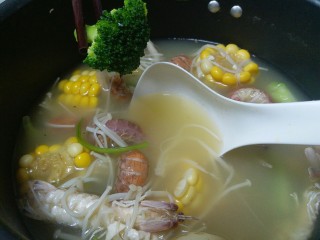 7、皮皮虾偶遇螃蟹,另起一锅，加高汤，煮西兰花，金针菇和豆腐。最后倒入海鲜锅，再喝汤，又是海鲜与蔬菜的清香融合出的甘美。