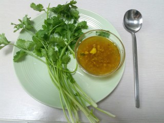 8、皮皮虾偶遇螃蟹,蒜瓣和姜切碎，加鱼露，加白醋，加橄榄油和芝麻油，用以蘸食蔬菜和虾肉，停不下来????，请慢用。????????????