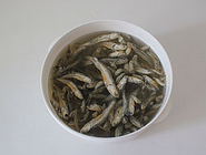 1、小鱼干酥花生,小鱼干提前冲洗两遍，然后加入一勺醋和适量的水浸泡1小时左右。