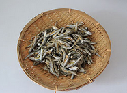 2、小鱼干酥花生,将浸泡后的小鱼干捞出控水。