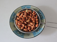 3、小鱼干酥花生,花生米冲洗掉表面浮尘控水备用。