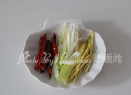 4、小鱼干酥花生,葱姜切丝，干辣椒冲洗后去籽备用。