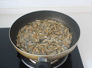 5、小鱼干酥花生,平底锅内放稍多一些的花生油，油温热后下控水后的小鱼干中小火半煎半炸2-3分钟，捞出沥油备用。