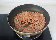 6、小鱼干酥花生,利用锅底余油下花生米，小火炸出香味捞出控油。