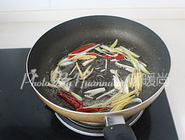 7、小鱼干酥花生,锅内留少许底油，下葱、姜、干辣椒炒出香味。