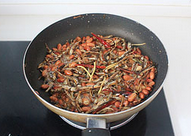 8、小鱼干酥花生,下炸过的小鱼干和花生米，酌情调入适量盐调味，中火快速翻炒均匀后关火盛出。