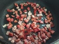 1、香薰培根香肠土豆羹,香肠培根切小丁~ 少许油先炒香肠