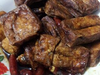 2、香薰培根香肠土豆羹,鸡蛋打散成鸡蛋液