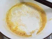 3、香薰培根香肠土豆羹,倒入牛奶或淡奶油，加少许盐，现磨黑胡椒粉搅拌均匀