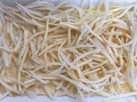 4、香薰培根香肠土豆羹,倒入2/3蛋奶液