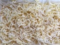 5、香薰培根香肠土豆羹,撒上2/3的马苏里拉芝士，倒入剩下1/3蛋奶液