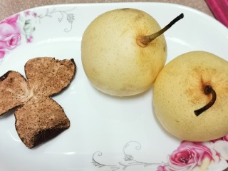 1、陈皮金桔雪梨瘦肉汤（化痰止咳理气）,雪梨去皮切块，陈皮用水泡软。