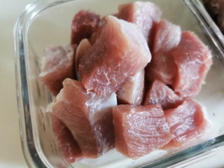 2、陈皮金桔雪梨瘦肉汤（化痰止咳理气）,猪瘦肉洗干净，切小块。