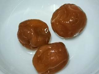 4、陈皮金桔雪梨瘦肉汤（化痰止咳理气）,咸金桔是年桔腌制的，年头时腌起，年底就可食用，腌制时间越长越好。