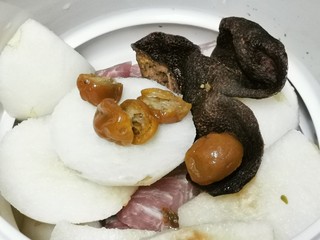 5、陈皮金桔雪梨瘦肉汤（化痰止咳理气）,所以食材放入炖盅，金桔开边，金桔籽可以出味（金桔籽味苦,性平,既可以散寒,又能燥湿,具有理气解郁,化痰消痰的功效。）