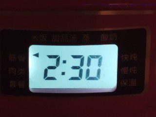 6、陈皮金桔雪梨瘦肉汤（化痰止咳理气）,加纯净水4饭碗，炖2个半小时。