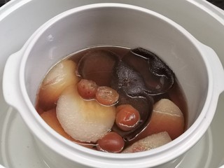 7、陈皮金桔雪梨瘦肉汤（化痰止咳理气）,炖煮时间完成，不需要加盐，味道正好。