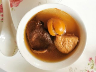 8、陈皮金桔雪梨瘦肉汤（化痰止咳理气）,汤水飘着陈皮香气，汤渣和汤一起吃完，口腔回甘，喉咙瞬间舒服！