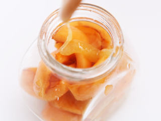 6、蜜渍枇杷,盖好盖子，建议密封，不密封也没太大关系。冰箱保存，大概能放两个礼拜，尽快吃掉。