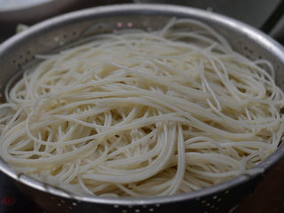 2、沙茶酱炖牛肉，牛肉米粉，两吃才更美,泡好后淋出备用。