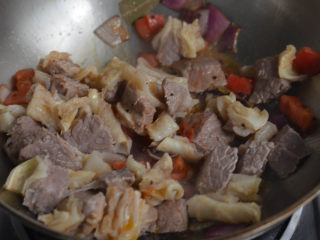 11、沙茶酱炖牛肉，牛肉米粉，两吃才更美,下牛肉块翻炒