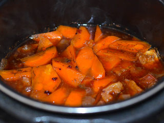 14、沙茶酱炖牛肉，牛肉米粉，两吃才更美,启动一个牛肉程序，结束后开锅，炖牛肉就做好了。压力锅很方便，尤其是电压力锅更方便，备好料启动就可以不管它了。