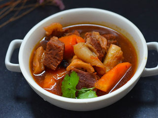 15、沙茶酱炖牛肉，牛肉米粉，两吃才更美,做好的牛肉，可以直接上桌，也可以配米粉一起吃。