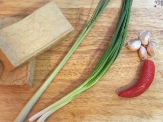 1、香矛椒盐豆腐,材料洗净沥干，