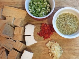 2、香矛椒盐豆腐,油豆腐切方块；葱切花；蒜头切细末；香矛切细末；辣椒去籽切小丁