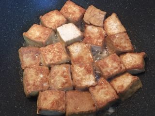 3、香矛椒盐豆腐,用适量油将豆腐煎的到表皮酥香，即可起锅并将油沥出，