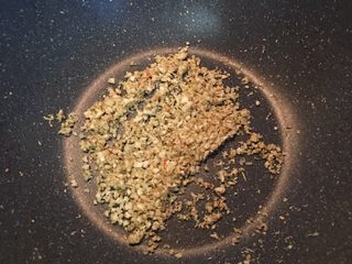 4、香矛椒盐豆腐,原锅利用残油炒香香矛与蒜头，