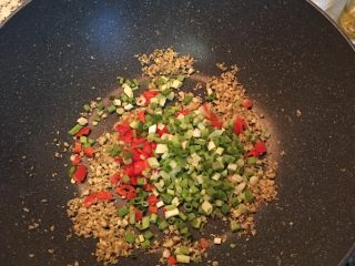 5、香矛椒盐豆腐,接着放入葱花与辣椒丁及胡椒盐，