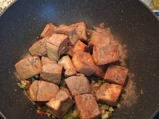 6、香矛椒盐豆腐,放入煎好的豆腐，快速翻炒均匀后起锅。