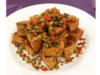 7、香矛椒盐豆腐,层层堆叠后，再将葱、蒜、辣椒及香茅撒在上面。