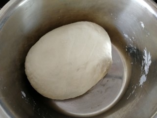 1、家庭版&荷叶肉夹馍,和面：加酵母加温水和面（如图）。