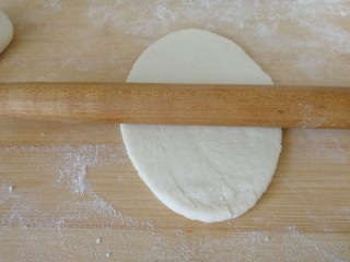 6、家庭版&荷叶肉夹馍,赶成椭圆形（如图）