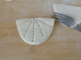 8、家庭版&荷叶肉夹馍,把粘上面的一面折叠过来（如图）用餐具叉子压成荷叶形（如图）