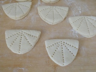 9、家庭版&荷叶肉夹馍,依次压好（如图）