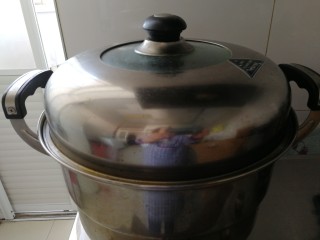 11、家庭版&荷叶肉夹馍,冷锅放进荷叶饼，静置5分钟在开火，开锅后关中火，蒸20分钟就好了。