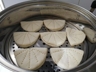 10、家庭版&荷叶肉夹馍,蒸屉抹油，放进蒸锅里