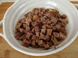 13、家庭版&荷叶肉夹馍,酱牛肉切丁（如图）