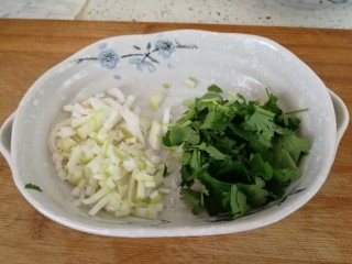 14、家庭版&荷叶肉夹馍,切葱碎和香菜沫