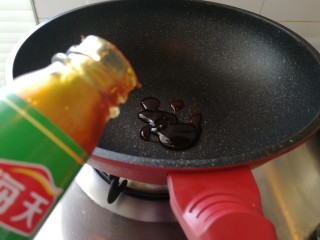 15、家庭版&荷叶肉夹馍,开小火，锅里加耗油（如图）