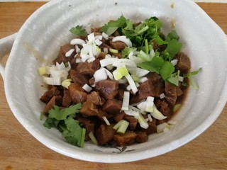 22、家庭版&荷叶肉夹馍,加葱碎和香菜沫，能吃辣的可以加点老干妈辣酱。