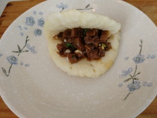 23、家庭版&荷叶肉夹馍,荷叶饼打开，加牛肉丁，做好的荷叶饼肉夹馍。